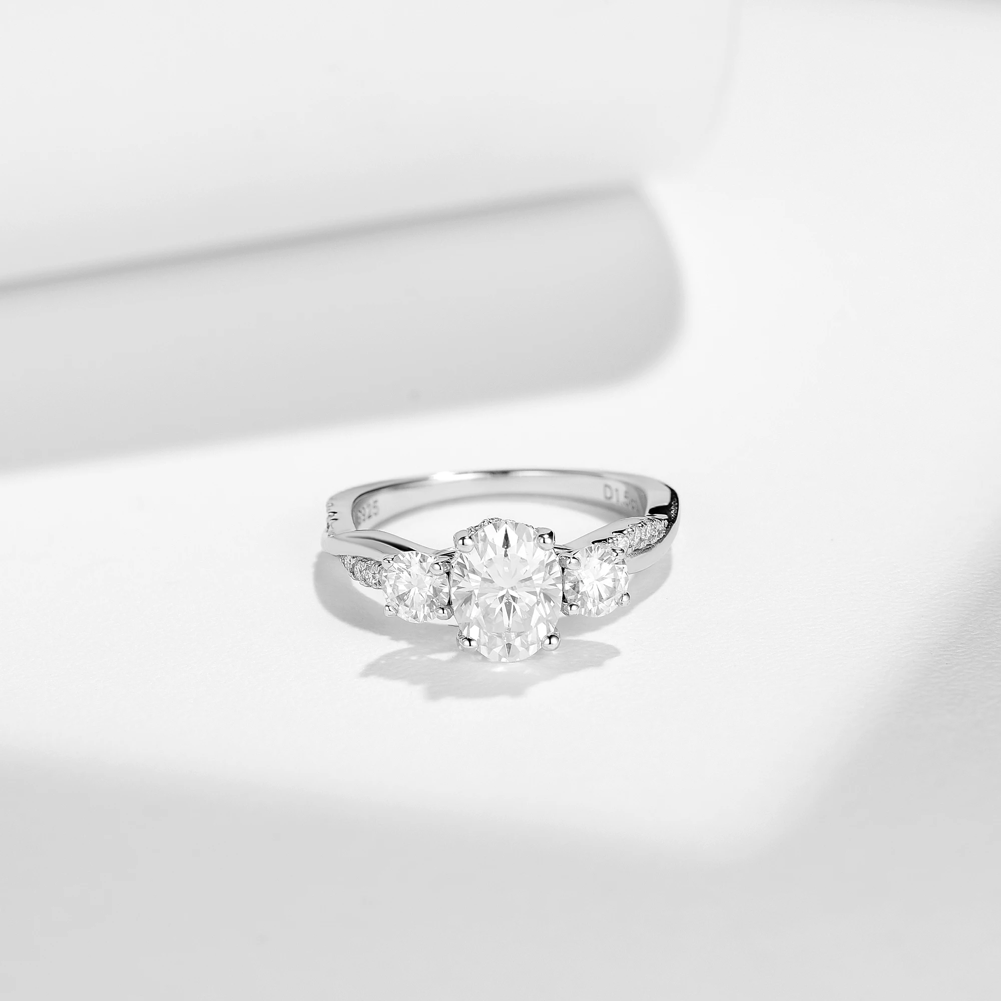 1.5 Carat Mossanite Oval Engagement Ring High Quality Anti-Tarnish Fine Jewelry Certified Three Stone Wedding Rings - Image 4