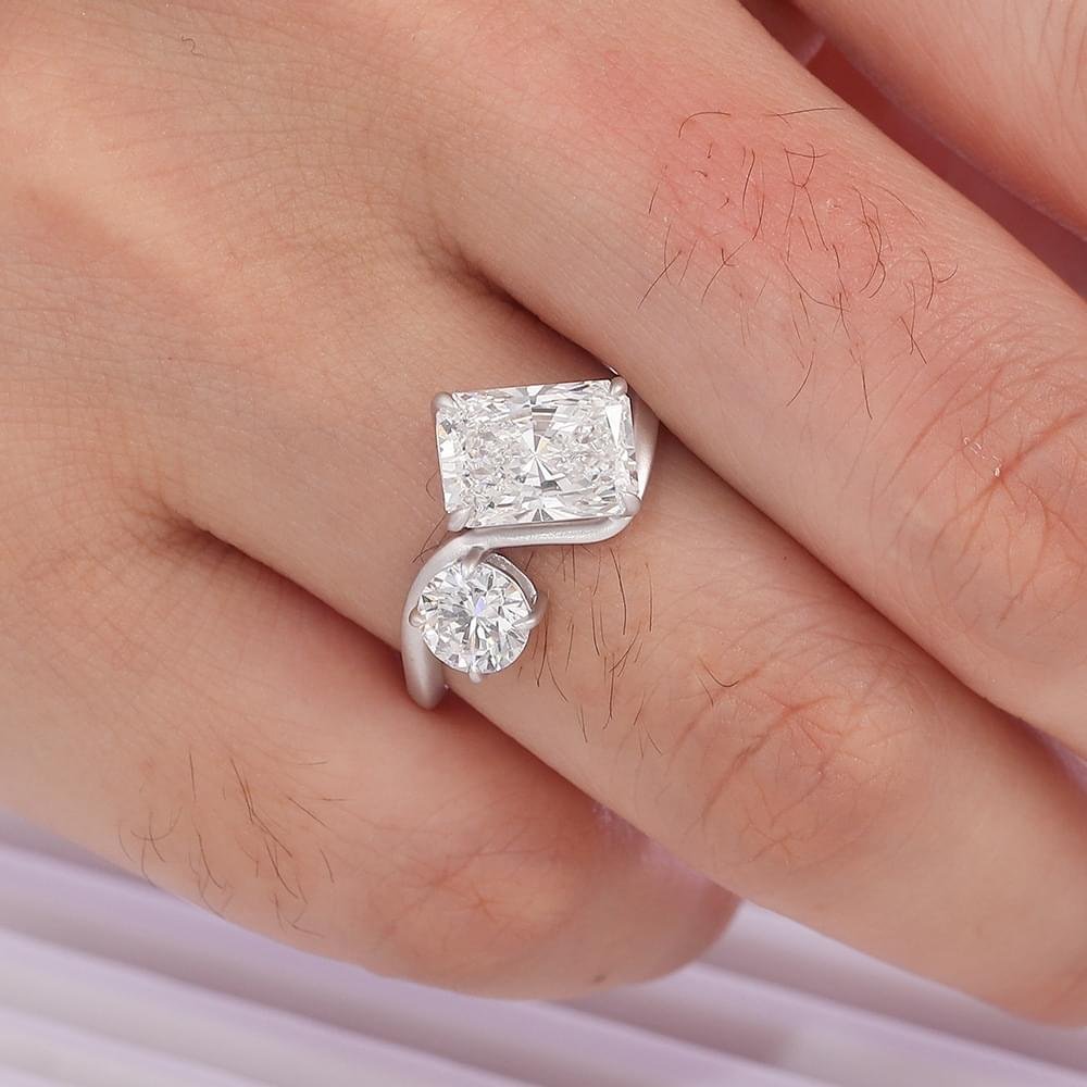 LENTISARA 2 Carat Radiant-Cut Lab-Grown Diamond Twist Ring in 18K Gold - Image 2